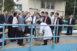 化驗師向議員即場示範了他們平日抽取東江水樣本的工作。