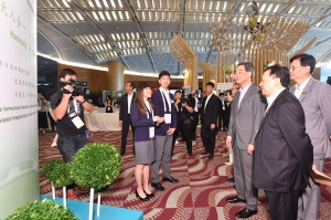 「青年大使」在發展局展廊向行政長官及嘉賓講解香港在長遠規劃和發展方面的最新情況及推廣綠色建築的工作。