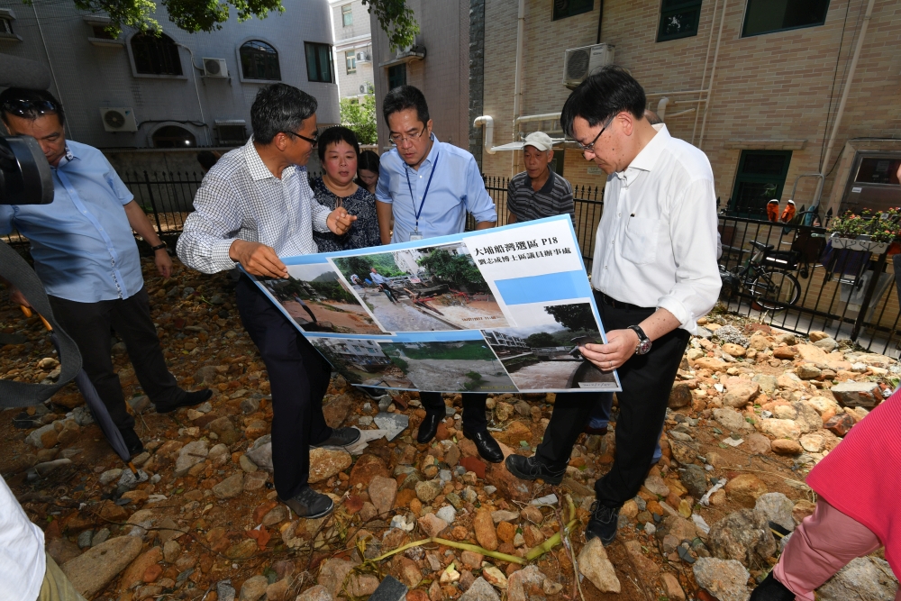 各部門連日來全力於村內進行善後工作，我們會加緊移走沙石雜物，方便居民出入。