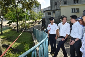 局長黃偉綸（左二）到大澳，了解各部門在預防及應對颱風方面的工作。圖中橙色的救生繩，是消防處預先設置的救援裝置，在有需要時用以引領受洪水圍困的居民到安全的地方。
