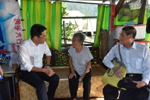 局長黃偉綸（左）探訪居民，聽取他們的訴求。