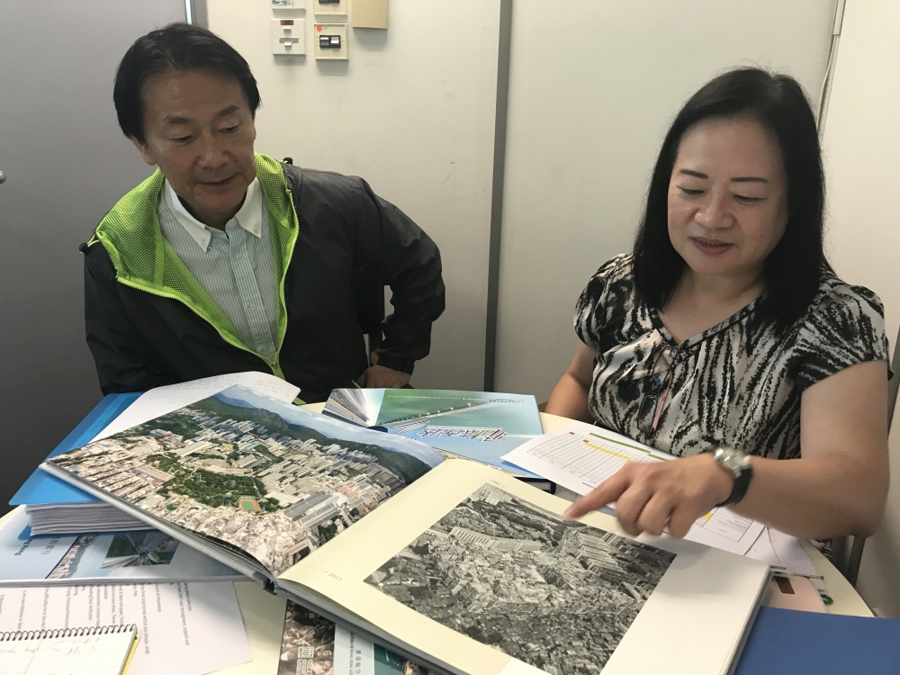 地政總署測繪處高級製圖師陳慧琴女士（右）和總技術主任（攝製）陳雲亮先生，介紹如何為《飛越香港20載》精心挑選新舊航空照片。