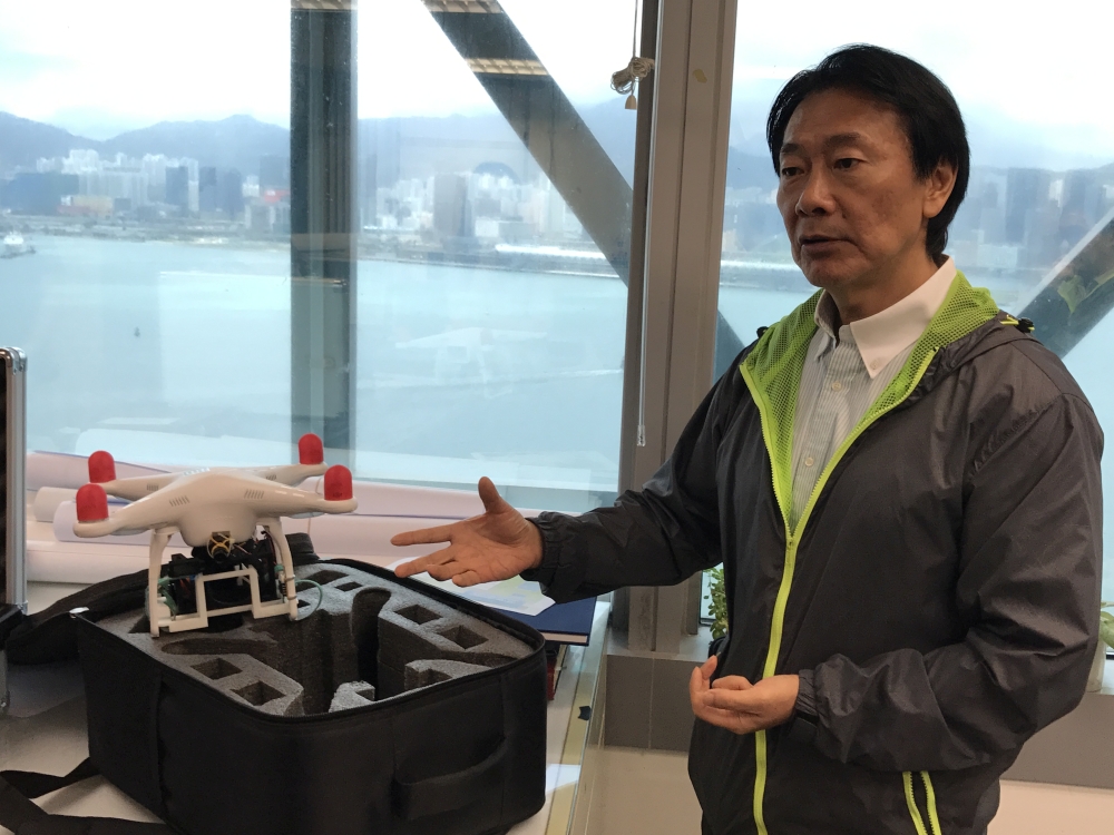 拍攝航空照片的技術日新月異，地政總署測繪處總技術主任（攝製）陳雲亮先生表示，該處去年開始亦使用無人機拍攝。