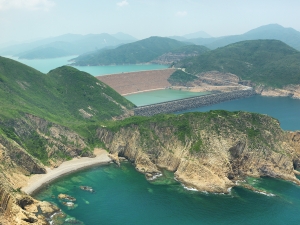 《飛越香港20載》還收錄了有關自然保育的相片，圖中是香港聯合國教科文組織世界地質公園—糧船灣景區。 