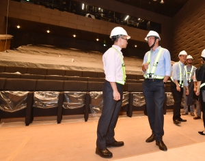黃偉綸局長（右）參觀了「亞畢諾綜藝館」，其多用途場地日後可供公眾舉辦電影放映會、會議、研討會及教育活動等。