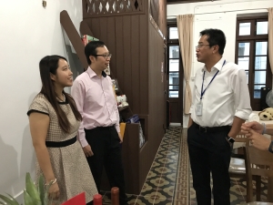 黃偉綸局長（右）探訪了一戶新租客，知道敏儀參與了藍屋建築群「好鄰居計劃」，日後會和未婚夫Pako積極參與社區活動。