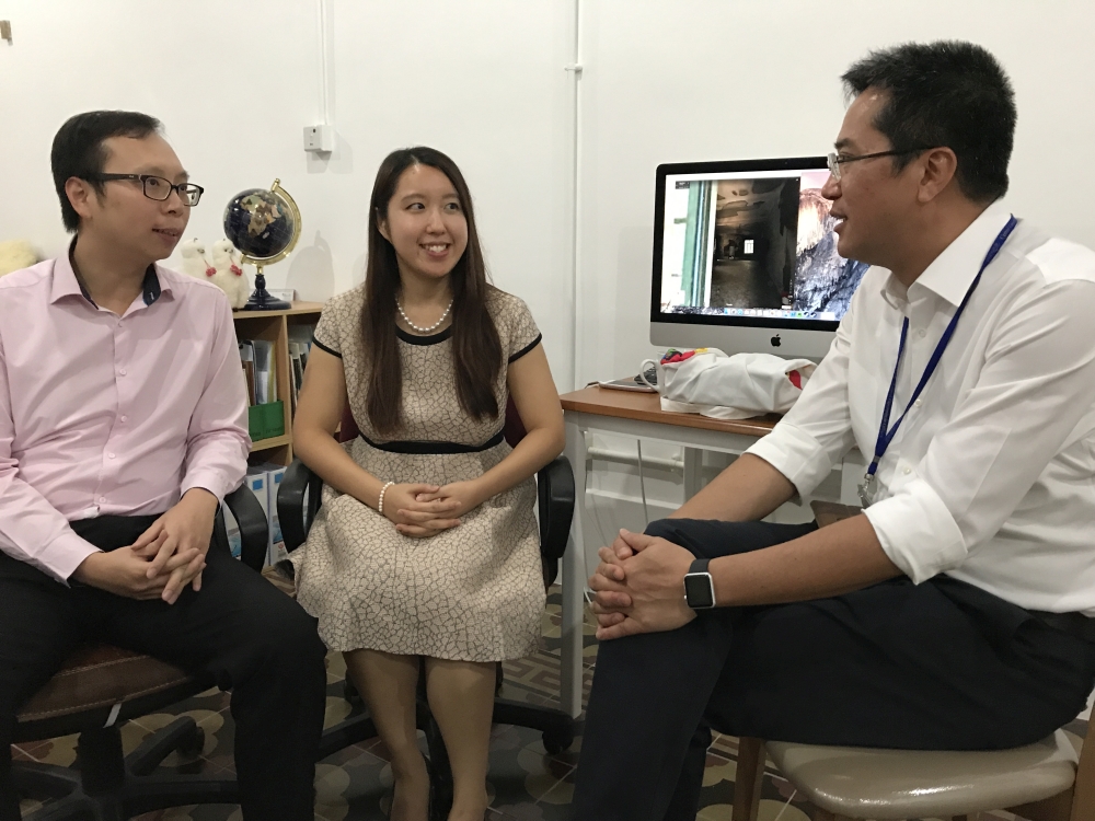 黃偉綸局長（右）探訪了一戶新租客，知道敏儀參與了藍屋建築群「好鄰居計劃」，日後會和未婚夫Pako積極參與社區活動。