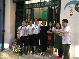 黃偉綸局長（左三）感謝聖雅各福群會、社區文化關注、香港文化遺產基金會、藍屋居民權益小組積極參與藍屋建築群活化計劃。