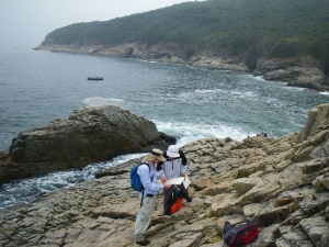 香港地質調查組同事有時需要攀山涉水，在香港一些偏遠地區進行野外地質調查。
