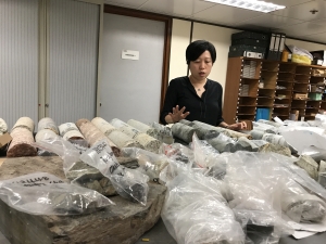 香港地質調查組同事除了收集石塊樣本，也會收集泥土樣本，以調查影響斜坡穩定性的地質條件。