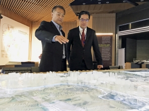 黃偉綸局長（右）聽取規劃署署長李啟榮講解香港不同的城市項目。