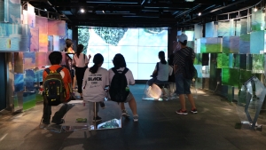「宜‧居」展區透過短片介紹香港發展的歷程，讓參觀者體驗香港如何轉變成宜居的城市。