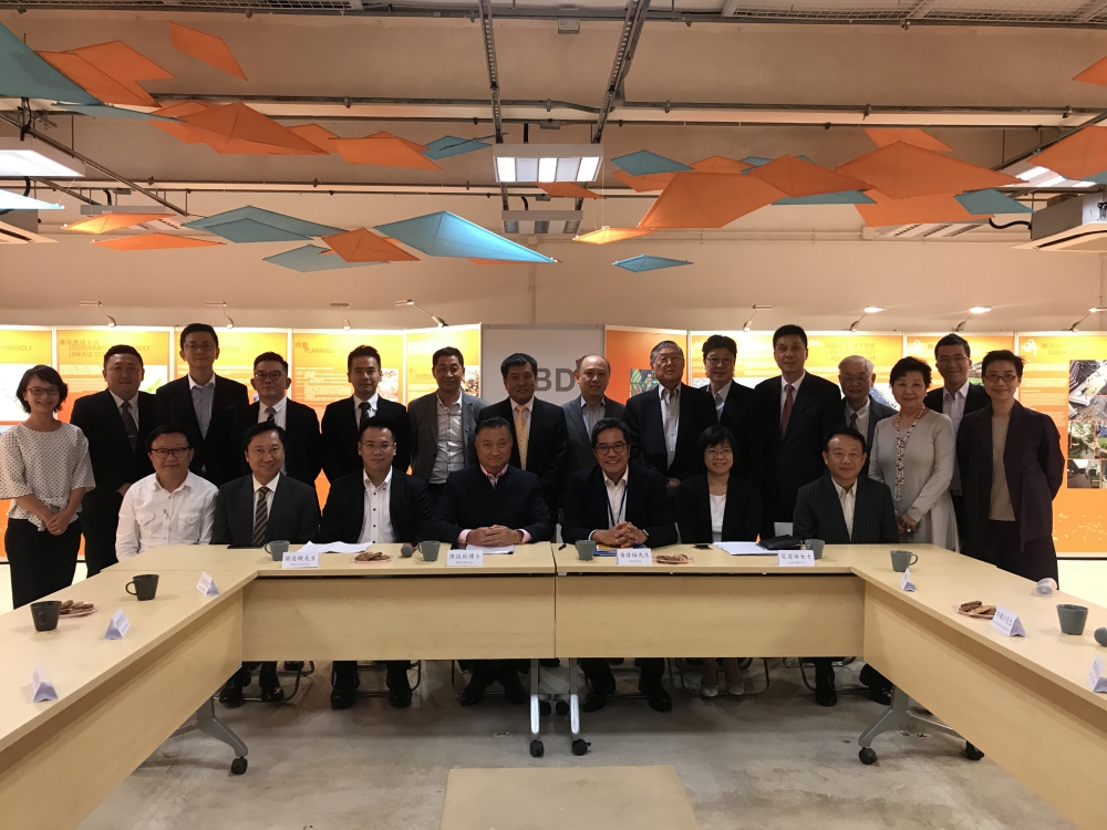 發展局局長黃偉綸（前排右三）與觀塘區議員和地區人士會面，了解當區人士關心的議題。