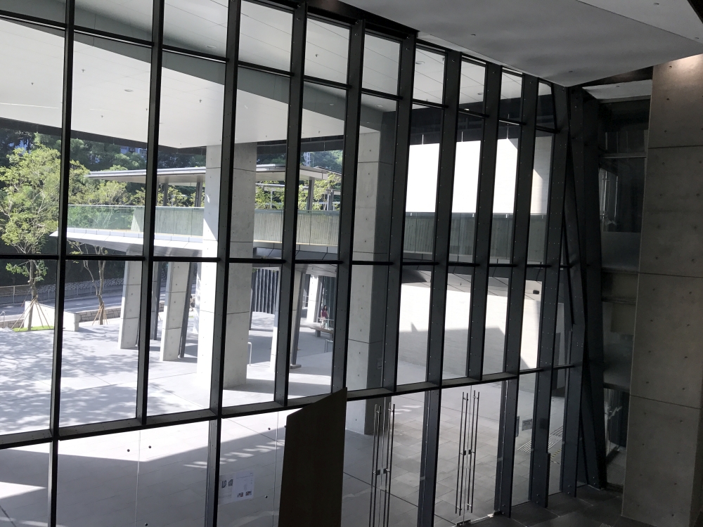 大樓內設有多幅玻璃外牆和天窗，有效收集天然光，減少照明的用電量。