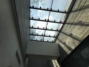 大樓內設有多幅玻璃外牆和天窗，有效收集天然光，減少照明的用電量。