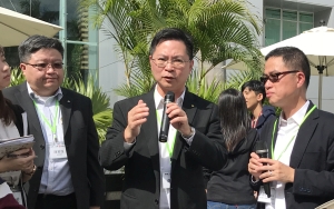 機電工程署署長薛永恒（中）表示，該署將為與機電業有關的初創企業提供「共享試驗場」，旁為香港城市大學電子工程學系鍾樹鴻教授（右）。