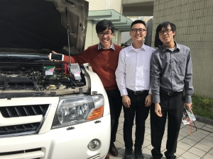 香港城大電子工程學系研究生（左起）鄭晉昇、李煒焜及廖俊科，在教授指導下研發「汽車電池檢測系統」。