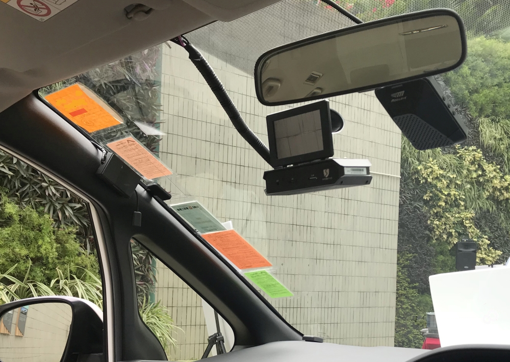 「智能駕駛安全系統」透過感應器和視像鏡頭，為司機提供實時危險警告。