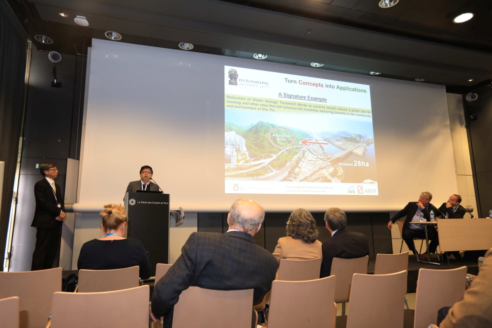 土拓署總土力工程師何英傑（左二）和規劃署總城市規劃師盧惠明（左一）代表兩署到巴黎出席國際隧道及地下空間協會（ITA）的國際會議，闡述部門在編制《岩洞總綱圖》的工作。