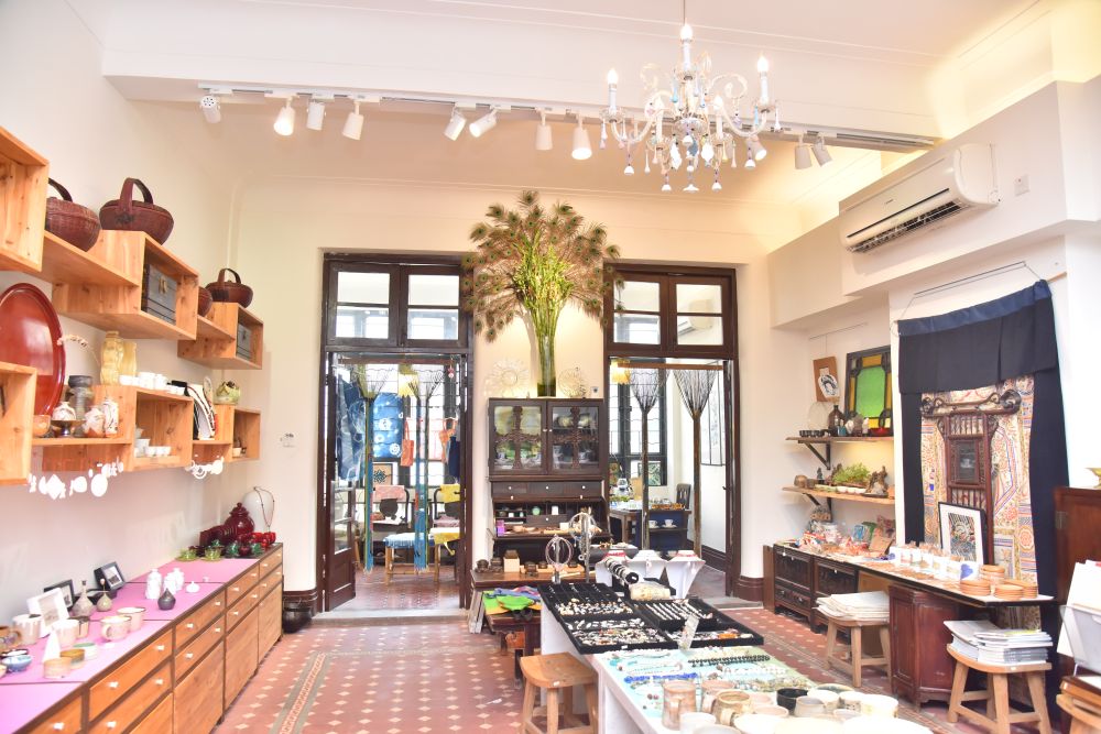 兩扇通往騎樓的木門和原裝地磚均保留下來。