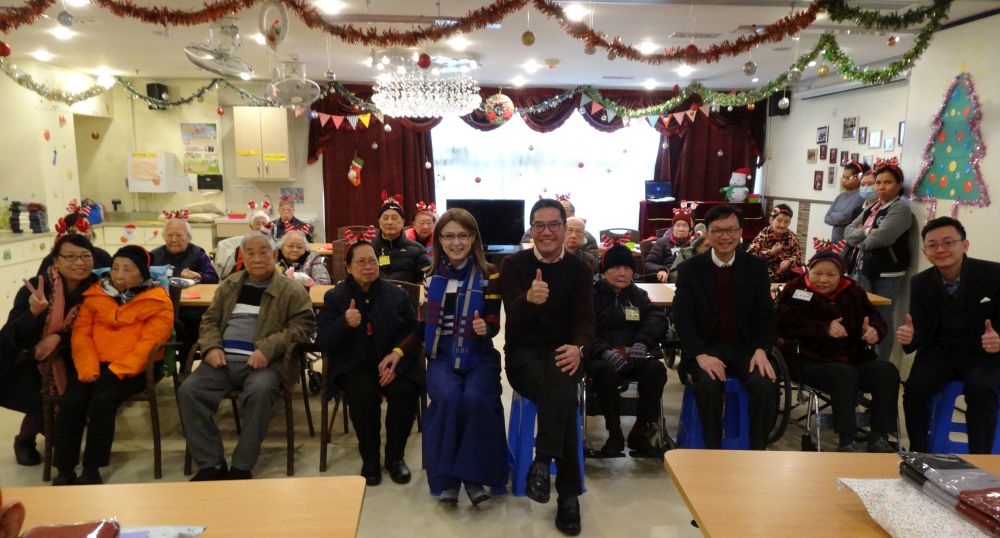 黃偉綸局長（前排右五）、廖振新副局長（右三）和政治助理馮英倫（右一）在保良局主席陳細潔陪同下（左五），到訪保良局西營盤護老院暨長者日間護理中心，與「老友記」提前歡度節日。