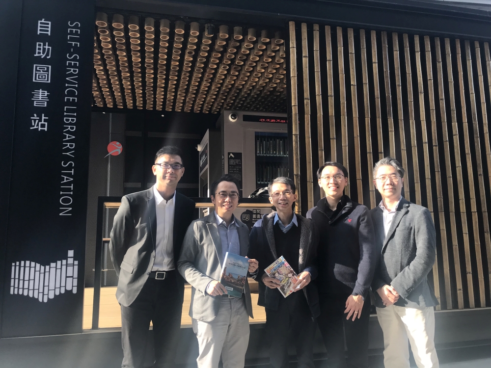 建築署高級物業事務經理劉卓傑（左二）表示，自助圖書站的建築設計靈感來自竹簡，配合現代空間佈局、環保物料應用及無障礙設計等，締造出一個舒適、和諧的感覺。圖示劉卓傑與項目團隊在圖書站前合照。