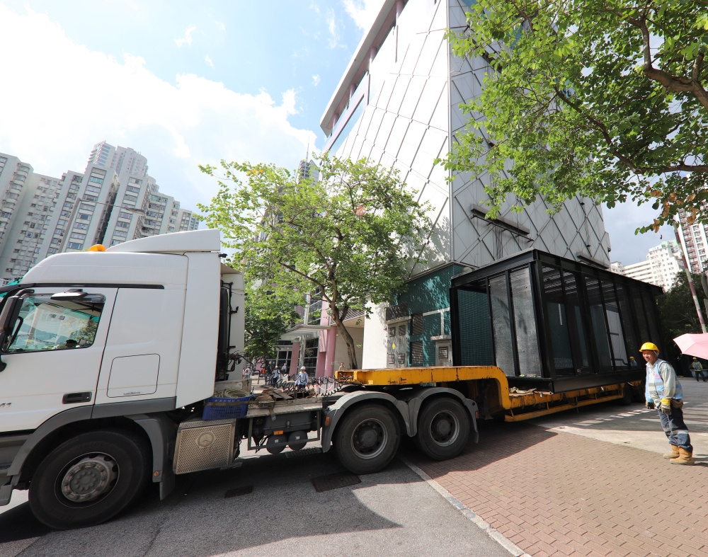 圖書站採用「組裝合成」建築法建造，主要部分以預製的組件裝嵌而成，大大減省工地施工時間和減低對周邊環境的影響。上圖﹕在工場預製組件﹔下圖﹕組件運抵工地。