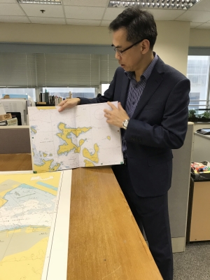 香港海道測量部製作的《本地船隻海圖冊》，適合小型船隻使用。