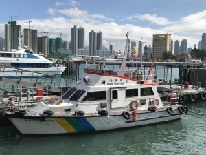 香港海道測量部有三艘海道測量船，負責搜集水深及海道數據。圖中是其中一艘測量船「水文1」。