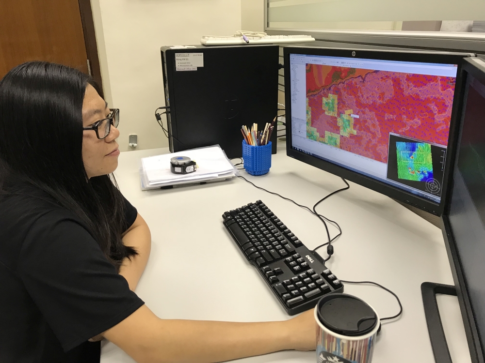 香港海道測量部的同事把新搜集得來的水深及海道數據，進行處理和分析，用以更新海圖。
