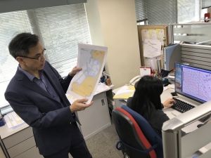 香港海道測量部的同事把新搜集得來的水深及海道數據，進行處理和分析，用以更新海圖。