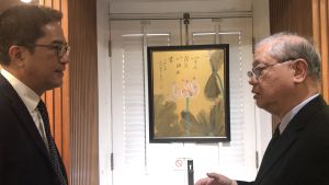 李焯芬教授向黃偉綸局長表示，饒公的部分荷花作品是參照敦煌壁畫的藝術風格來創作。