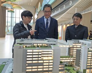 建築署署長林余家慧（左）表示，香港兒童醫院採用人性化設計，希望營造一個非院舍形式和適合兒童的舒適家居環境。右為建築署工程策劃總監翟榮邦。