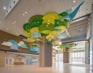 兒童醫院地下大堂的設計，以樹林為主題，顏色鮮艷，有大樹、飛鳥迎接兒童和訪客。