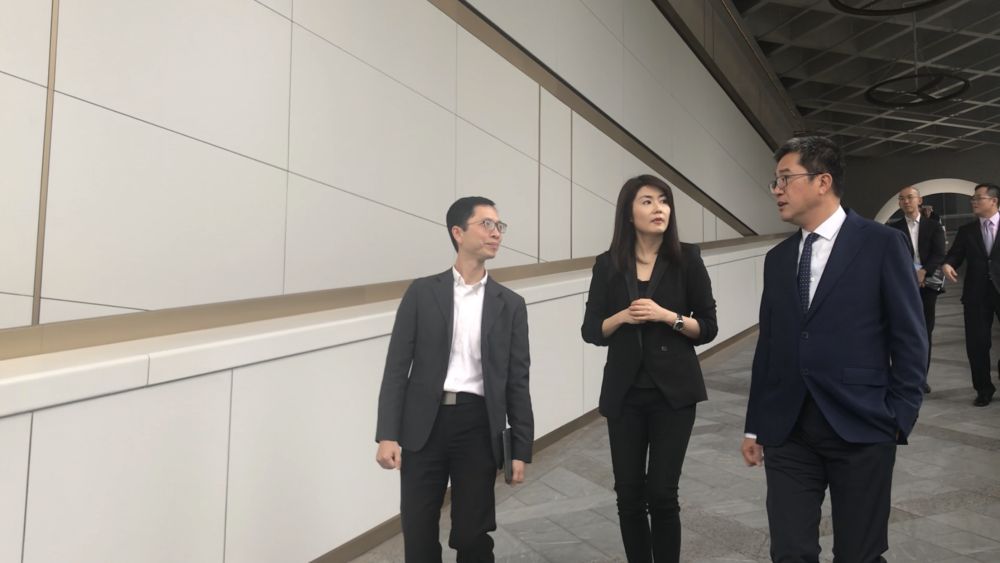 酒店保留了大廈的建築設計，包括以往從紅棉路進入大廈的斜路，現成為大堂傾斜的天花，並換上銅金色的裝飾。