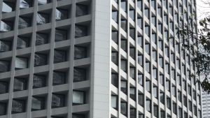 美利大廈的窗口方位是當年經過精心設計，以防過多直射陽光進入，此設計曾贏得「建築物能源效益獎」優異獎。