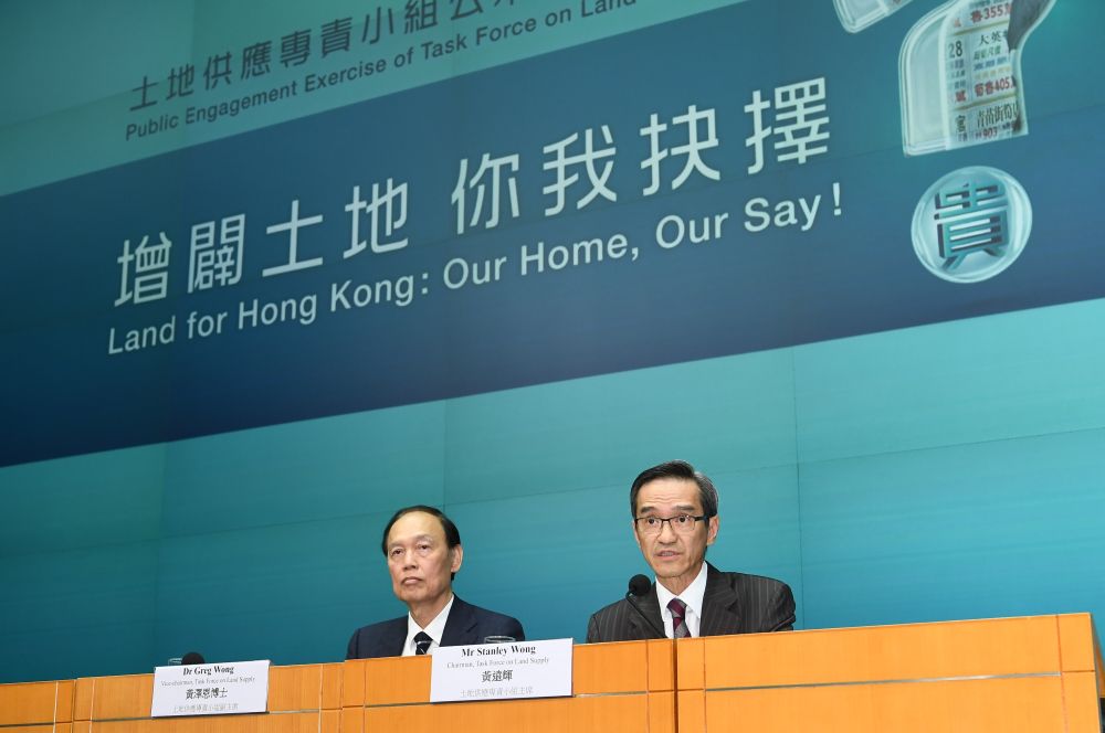 主席黃遠輝（右）和副主席黃澤恩博士主持記者會，啟動為期5個月的公眾參與活動。