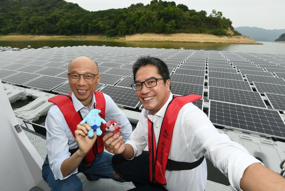 兩名局長「行孖咇」，參觀水務署位於船灣淡水湖的浮動太陽能板發電系統，並交換了水務署「滴惜仔」和環境局「大嘥鬼」。