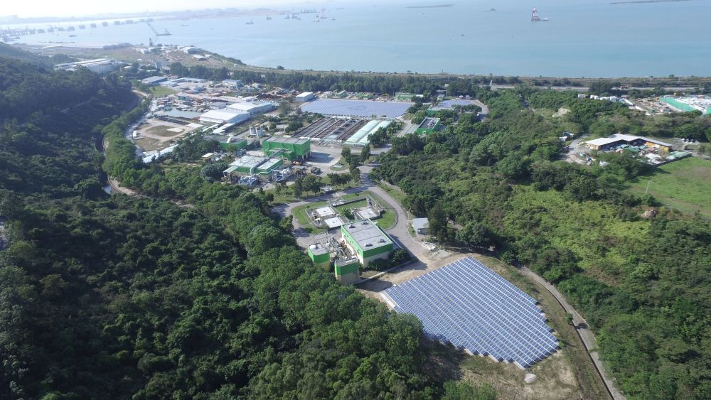 渠務署位於小蠔灣污水處理廠的太陽能發電場，是現時全港規模最大的太陽能發電場。