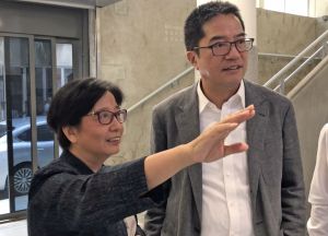 香港新聞博覽館副主席陳淑薇（左）向黃偉綸介紹，經活化後的必列啫士街街市，部分昔日街市的設施將會保留。