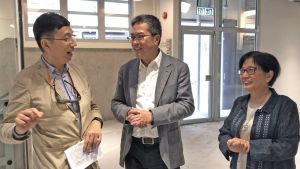 香港新聞博覽館建築顧問林雲峯教授（左）指出，博覽館保存了必列啫士街街市的重要建築特色，包括仿郵輪的簡約線條。