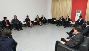行政長官林鄭月娥（左三）在四川成都出席「5‧12援建－過去‧現在‧未來」分享會前，與講者交流。