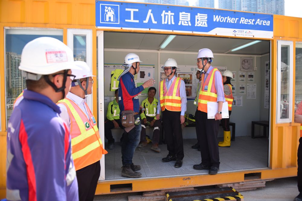 地盤以貨櫃組裝成冷氣休息亭。