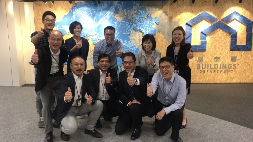 黃偉綸局長與一眾屋宇署同事，為屋宇署邁向25周年打氣。