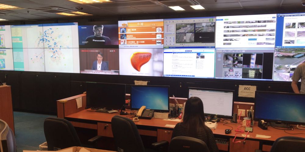 古偉明接受訪問的地點是渠務署位於長沙灣的緊急事故協調中心。在惡劣天氣下，渠務署會緊急動員，啟動協調中心，應對可能發生的突發事故。