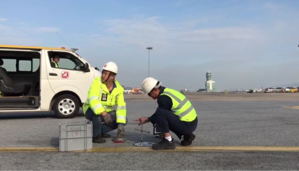 香港國際機場十分繁忙，機電署同事一邊修理跑道燈，一邊要留意指揮台的無線電通話指示，確保現場環境安全，相當講求經驗和專注力，以及同事間的合作。