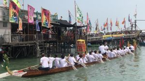 遊涌的儀式中，龍舟拖着載有神像的小艇，在大澳棚屋之間的水道巡遊。