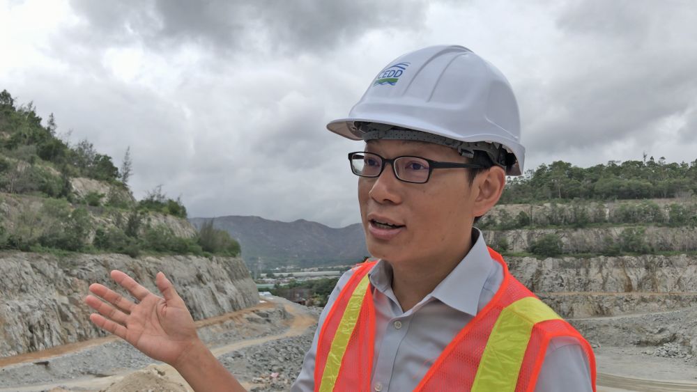 土力工程處礦務部高級土力工程師孔健忠表示，屯門藍地石礦場是本港唯一仍然運作的石礦場，佔地約30公頃，預計在2022至2023年完成開採。