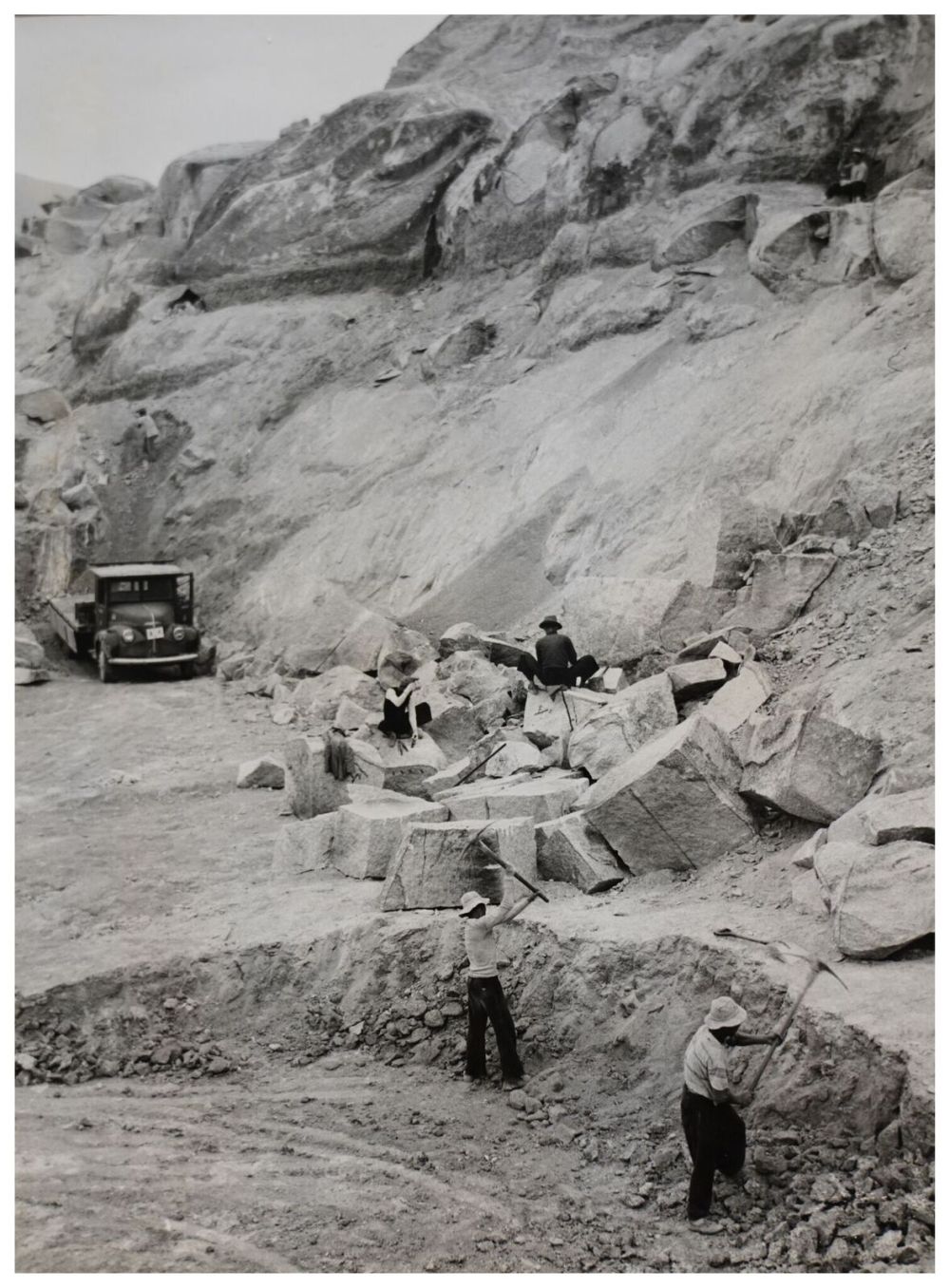 黑白照片攝於1956年，反映早期的石礦業以人手開採岩石。（圖中並非藍地石礦場）