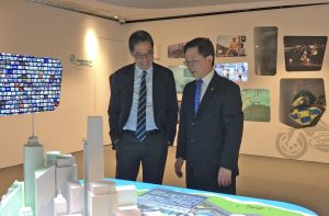 黃偉綸局長（左）參觀「機電．夢飛翔」展覽館內的展品，了解機電署的歷史及所提供的服務。